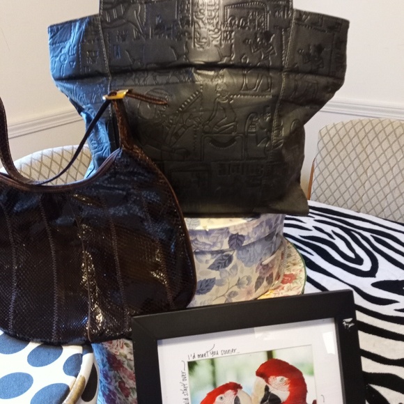 Purse's - Picture 2 of 3